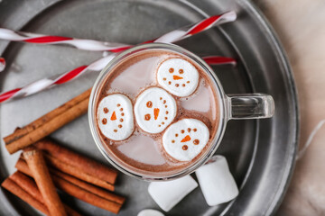 Snowmen made of soft marshmallows and cup of hot chocolate on tray