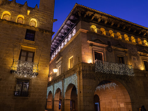Decoraci&oacute;n de navidad en las fachadas de unos edificios del casco antiguo de Valderrobles, en Teruel, navidades de 2020