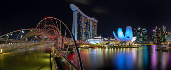 Nachtlandschap Singapore vanaf Helix Bridge