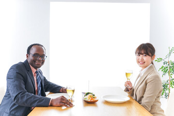 食事を楽しむビジネスパーソン