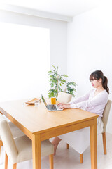 カフェで仕事をするビジネスウーマン