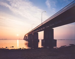 湖と琵琶湖大橋の朝日