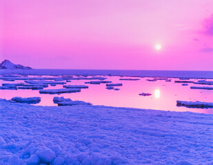 北海道　斜里町　海と流氷とオロンコ岩の夕日 © kiyo
