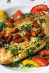 Schollenfilet an Spinat mit Mandeln und Petersilienbutter | Fischrezept