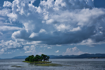 青空と雲の島根県松江市の宍道湖