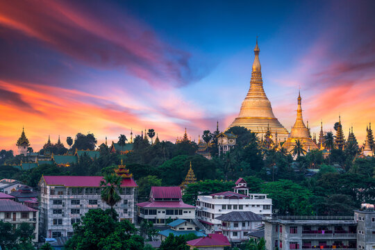 Shwedagon Pagoda attraction in Yagon City with blue sky background, Shwedagon Pagoda ancient architecture is beautiful pagoda in Southeast Asia, Yangon, Myanmar, Asian, Asia.