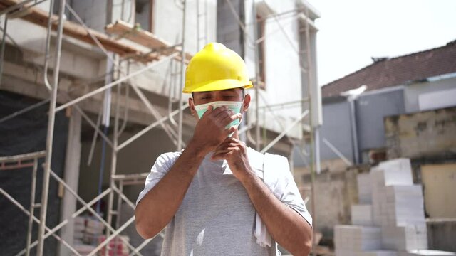 constraction worker wearing face mask on site preventing virus spread