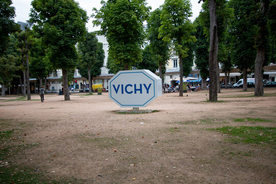 Vichy, France  Une sculpture de la pastille de Vichy est installée au milieu du parc de la ville comme symbole touristique