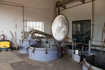 Fototapeta na wymiar Cuve de distillation de la lavande en Provence 