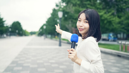 女性レポーター