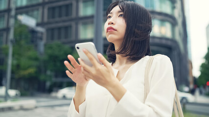 街中でスマホを使う女性