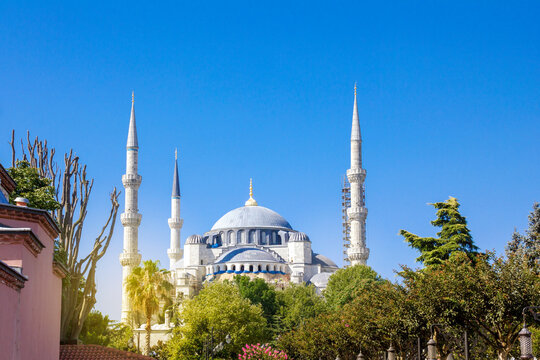 The Blue Mosque (Sultanahmet Camii) in Istanbul, Turkey.