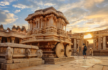 Obraz premium Stone chariot at Hampi with ancient archaeological ruins in the courtyard of Vittala Temple at Karnataka India at sunset
