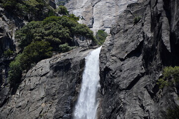 Fototapeta na wymiar Wasserfall im Yosemite National Park, Kalifornien