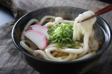 湯気の上る温かいうどん