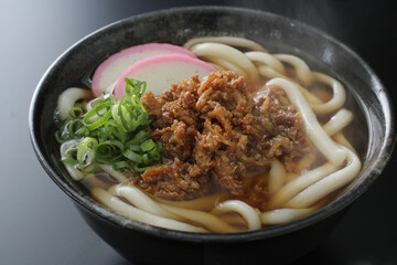 湯気の上る温かいうどん