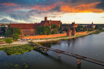 Naklejka premium Beautiful Malbork castle over the Nogat river at sunset, Poland