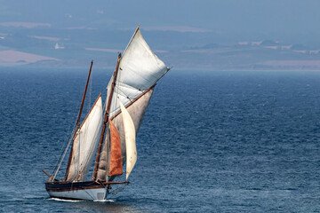 Vieux gréement dans la baie de Douarnenez, Finistère, Bretagne  © guitou60