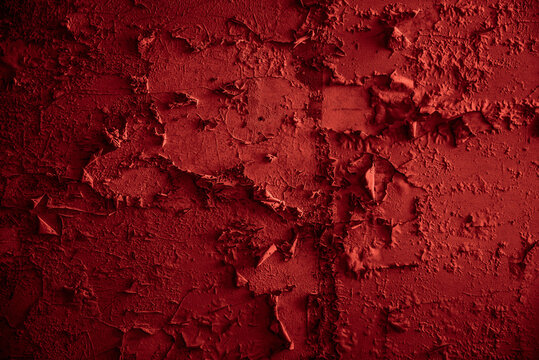 fond ou texture d'arri&egrave;re-plan abstrait de couleur rouge bordeaux d'un mur d&eacute;fra&icirc;chi de peinture craquel&eacute;e
