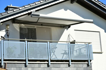 Moderner Balkon mit Edelstahl-Sichtschutz und Edelstahl-Geländer an einer Neubau-Hausfront