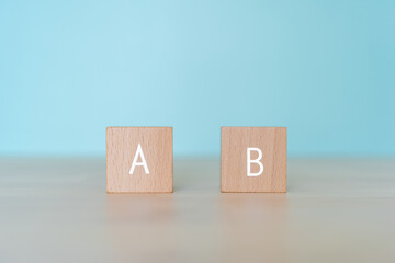 「A」「B」が書かれた積み木ブロック