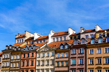 Fototapeta na wymiar the colorful houses on the old market square in the historic city center of Warsaw