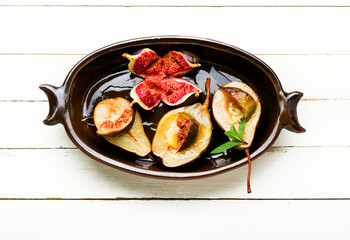 Baked pear with figs