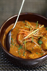 curry de pollo con salsa cremosa y especias estilo indio