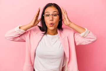Naklejka premium Young latin woman isolated on pink background surprised and shocked.