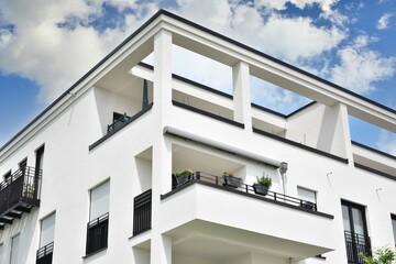 Fototapeta na wymiar Eingebaute Pergola als Sonnenschutz am Obergeschoss eines neu gebauten Wohnblocks