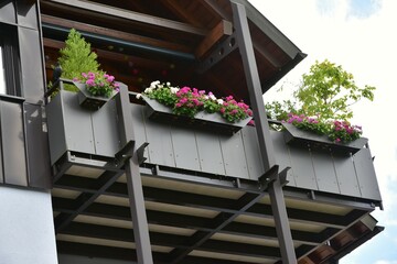 Moderne Balkone mit Sichtschutz aus beschichteten Aluminiumelementen und Metall-Geländer an...