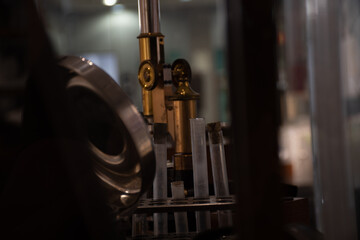 detalle de microscopio y otros aparatos