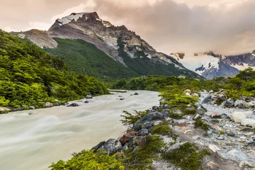 Selbstklebende Fototapeten Sun is setting over the mountains and Fitz Roy river at Los Glaciares National Park © Fyle