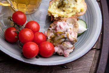 Eiersalat und Fleischsalat mit Bier