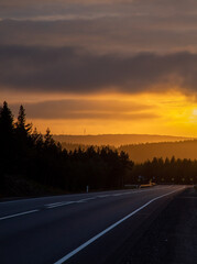 Obraz premium Sunset in the Murmansk region. Between the hills.