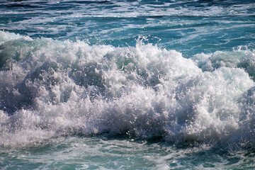Primo piano di onda e schiuma. Schizzi d'acqua in mare