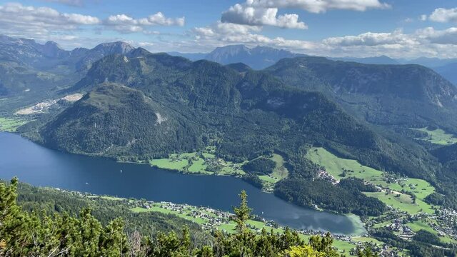 Blick auf den Grundlsee und ins Tal w&auml;hrend eine Wanderung auf die Trisslwand im Salzkammergut in &Ouml;sterreich.