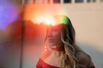 Frau in Weiß Rot Kleid mit Futuristischem Hintergrund