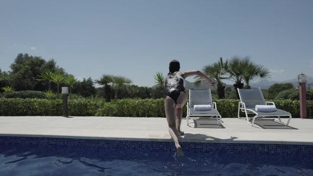 Mujer saliendo de piscina (Formato D-log para edici&oacute;n profesional)