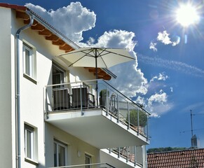 Balkon mit Metallgeländer an einem Wohngebäude