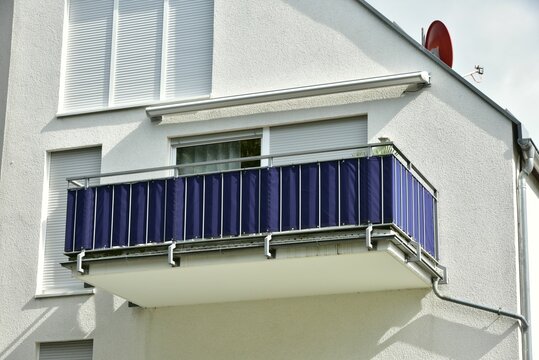 Moderner Balkon mit Metall-Geländer an neu errichtetem Holzständer-Wohnhaus