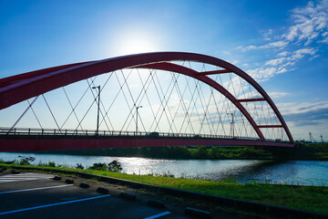 Fototapeta na wymiar 信濃川に架かる赤い橋　本川橋（新潟県燕市・長岡市）