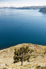 Widok na jezioro Titicaca ze wzgórza