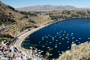 Miasteczko Copacabana w Boliwii nad jeziorem Titicaca (2015) - obrazy, fototapety, plakaty