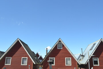 Fototapeta na wymiar techos de unas casas tipicas del sur de Chile