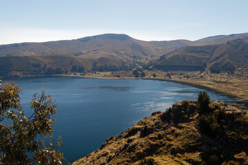 Widok na jezioro Titicaca ze wzgórza - obrazy, fototapety, plakaty
