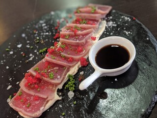 Tataki de atún con salsa de soja estilo japonés