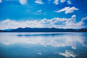 夏の青空の湖