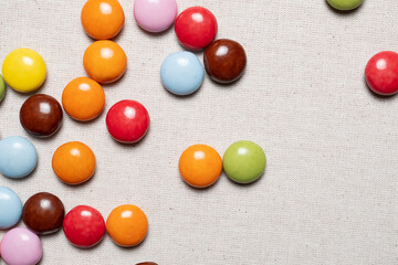 布の上にちりばめられたマーブルチョコレート