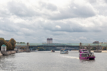 Obraz premium Moskva River, the pedestrian Pushkin Bridge and the building of the Russian Academy of Sciences